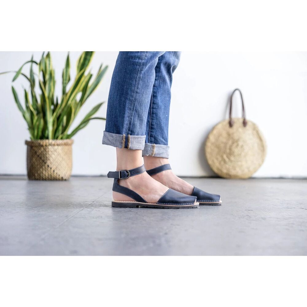 PONS NWT NEW womens 9 avarcas classic strap leather Style French Blue
